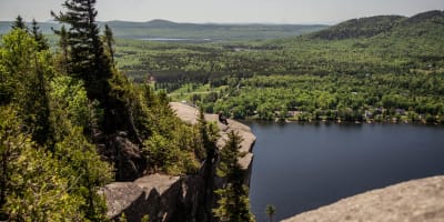 Vue panoramique du haut du sommet et du lac.