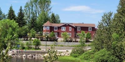 Motel La Bell' Villa - Bâtiment rouge près d'un plan d'eau