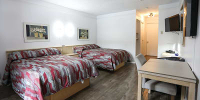 Chambre avec deux lits au Motel Le Classique.