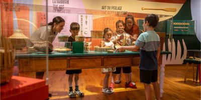 Musée des Abénakis - Famille regardant une exposition