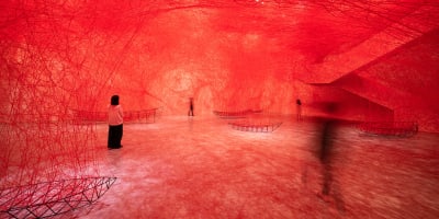 Vue de l’œuvre de Chiharu Shiota, Uncertain Journey [Voyage incertain] au Musée des Beaux-Arts de Montréal
