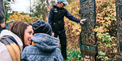 Musée ilnu de Mashteuiatsh - En nature, une mère et un enfant regardent un animateur