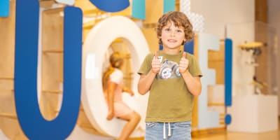 Enfant au Musée POP.