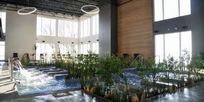 Bains intérieurs à Noah Spa Venise-en-Québec.