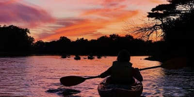 Kayak au crépuscule au Parc de la Rivière-des-Mille-Îles.