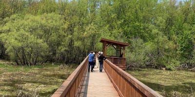 Randonneurs sur la passerelle en bois.