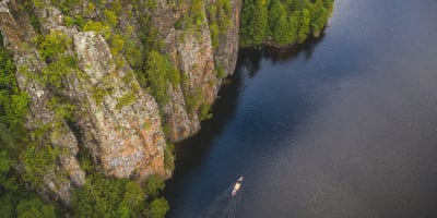 Vue aérienne de personnes en canot au Parc national d’Aiguebelle.