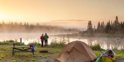 Campement devant un lac