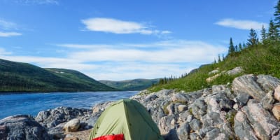 Camping sauvage sur le bord d'une rivière.