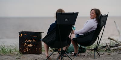 Deux amies sur la plage.