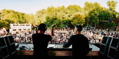 2 DJ sur la scène devant la foule.