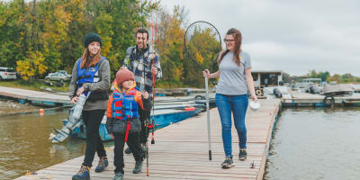 Famille sur un quai partant à la pêche.