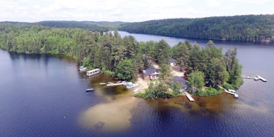 Vue aérienne de l'île de la Pourvoirie Lac Dumoulin.