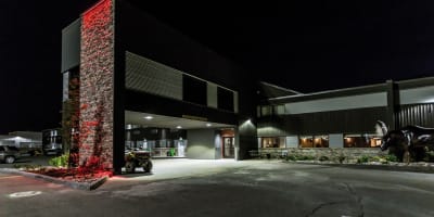 Quality Inn & Suites Matane - Façade de l'hôtel la nuit
