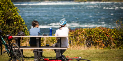 Deux personnes et leurs vélos à RécréoParc.