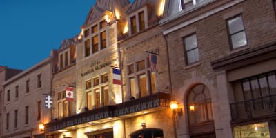 Façade de l'Hôtel Manoir Victoria en début de soirée.
