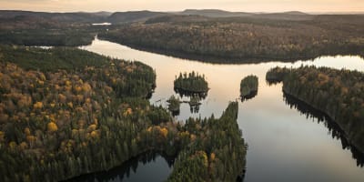 Vue aérienne de la Réserve faunique de Portneuf en automne.