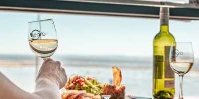 Plat et verre de vin au Restaurant Allegro.