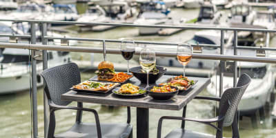 Table sur la terrasse du Restaurant Le Belvédère.