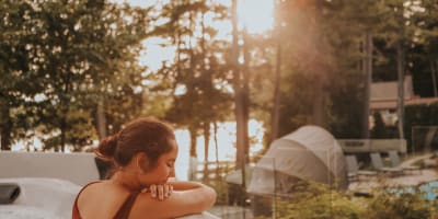 Fille dans un spa
