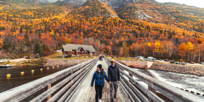 Un couple au Parc national des Hautes‑Gorges-de-la-Rivière‑Malbaie en automne, dans le Secteur des Montagnes.