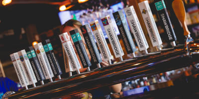Shawbridge - Microbrasserie et Charcuteries - Une rangée de tireuses à bière