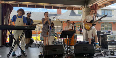 Sherbrooke en musique - Groupe de musique en performance sur une scène extérieure.