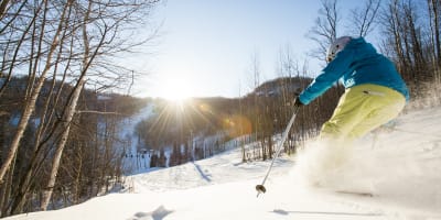 Un skieur au Sommet Morin Heights.