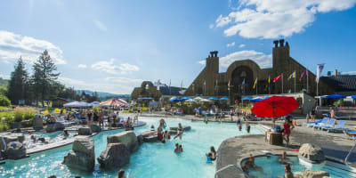 Piscine au parc aquatique du Sommet Saint-Sauveur.