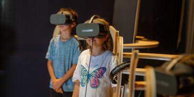 Deux enfants et réalité virtuelle à Statera - l'archipel fabuleux.