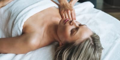 Une femme reçoit un massage au StoneHaven Le Manoir.