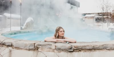 Femme dans un spa au Strøm spa nordique Sherbrooke.