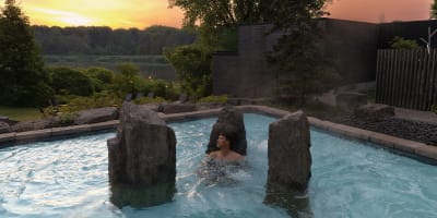 Personne dans une piscine extérieure