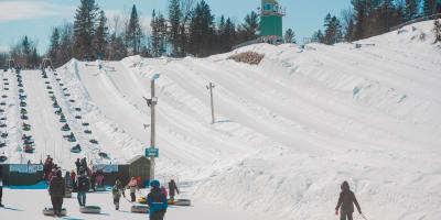 Glissade sur tubes au Super Glissades Matha.