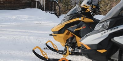 Deux motoneiges de Top Location Charlevoix.