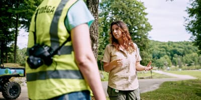 Un participant apprend quels sont les soins à apporter aux animaux, auprès d'une naturaliste passionnée du Parc Oméga.