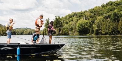 Une aventure de pêche en Petite Nation - Deux adultes et deux enfants font de la pêche sur un petit bateau