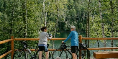 Couple senior à vélo.