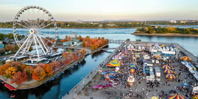 Vue aérienne à l'automne de la Grande Roue et d'un festival.