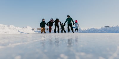 Famille patine au Village sur glace Roberval.