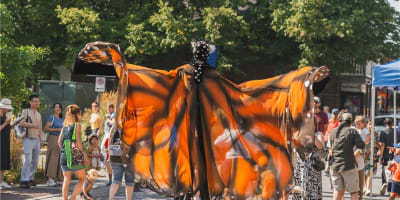Visitez Sainte-Anne-de-Bellevue: street animation 