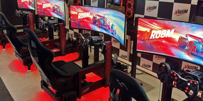 Quatre simulateurs de course automobile à Vroom Simulation.