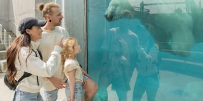 Famille au zoo.
