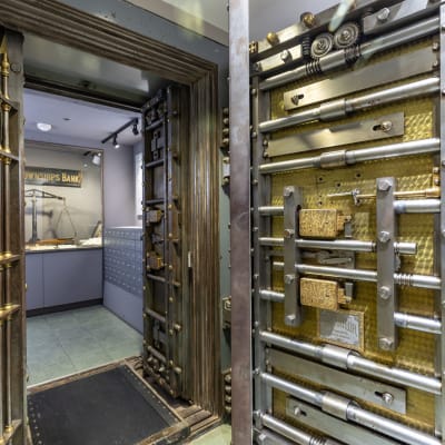 Historic visit: From bank to museum!