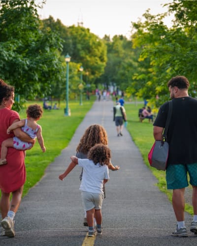 Famille qui marche dans un parc