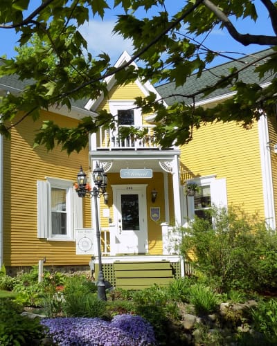 Extérieur jaune du gîte À l'Ancestrale B&B.