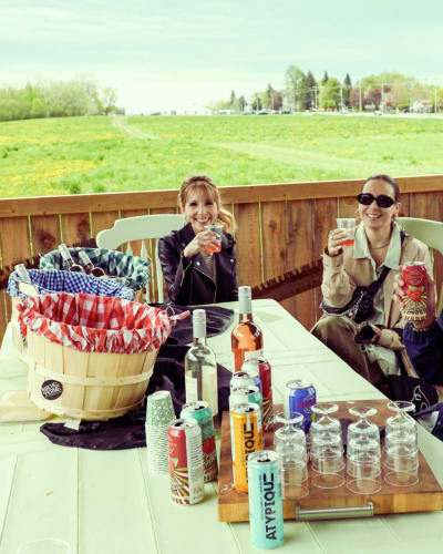 Dégustation dans l'aire de pique-nique/Tasting in the picnic area