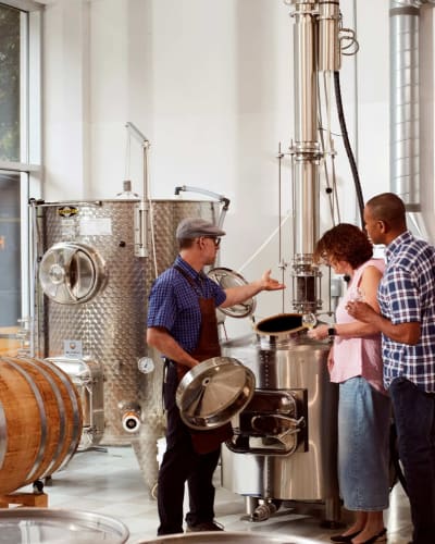 Couple visitant la distillerie. 