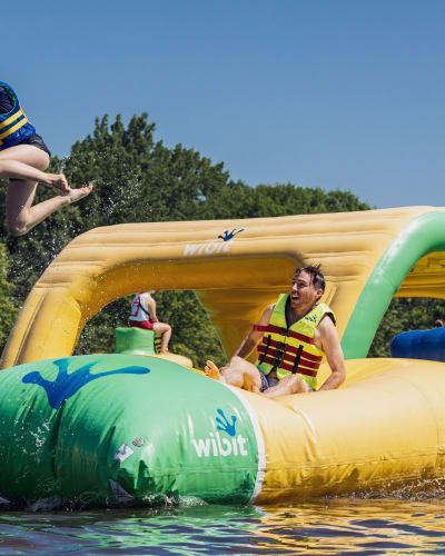 Jeux gonflables dans l'eau au Parc Jean-Dreapeau.