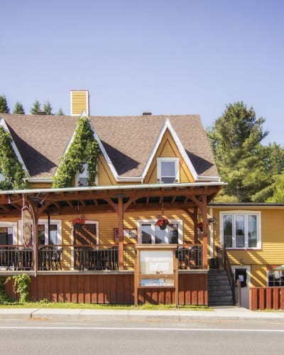 Auberge au Soleil Levant - Façade de l'auberge avec la terrasse
